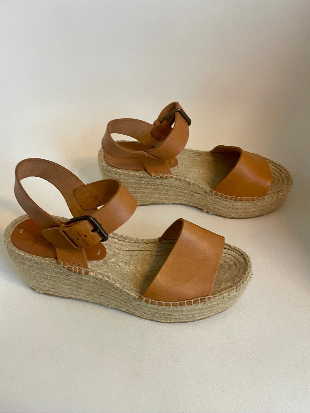 FREE SHIPPING - BRAND NEW! SOLUDOS LEATHER PLATFORM 8.5